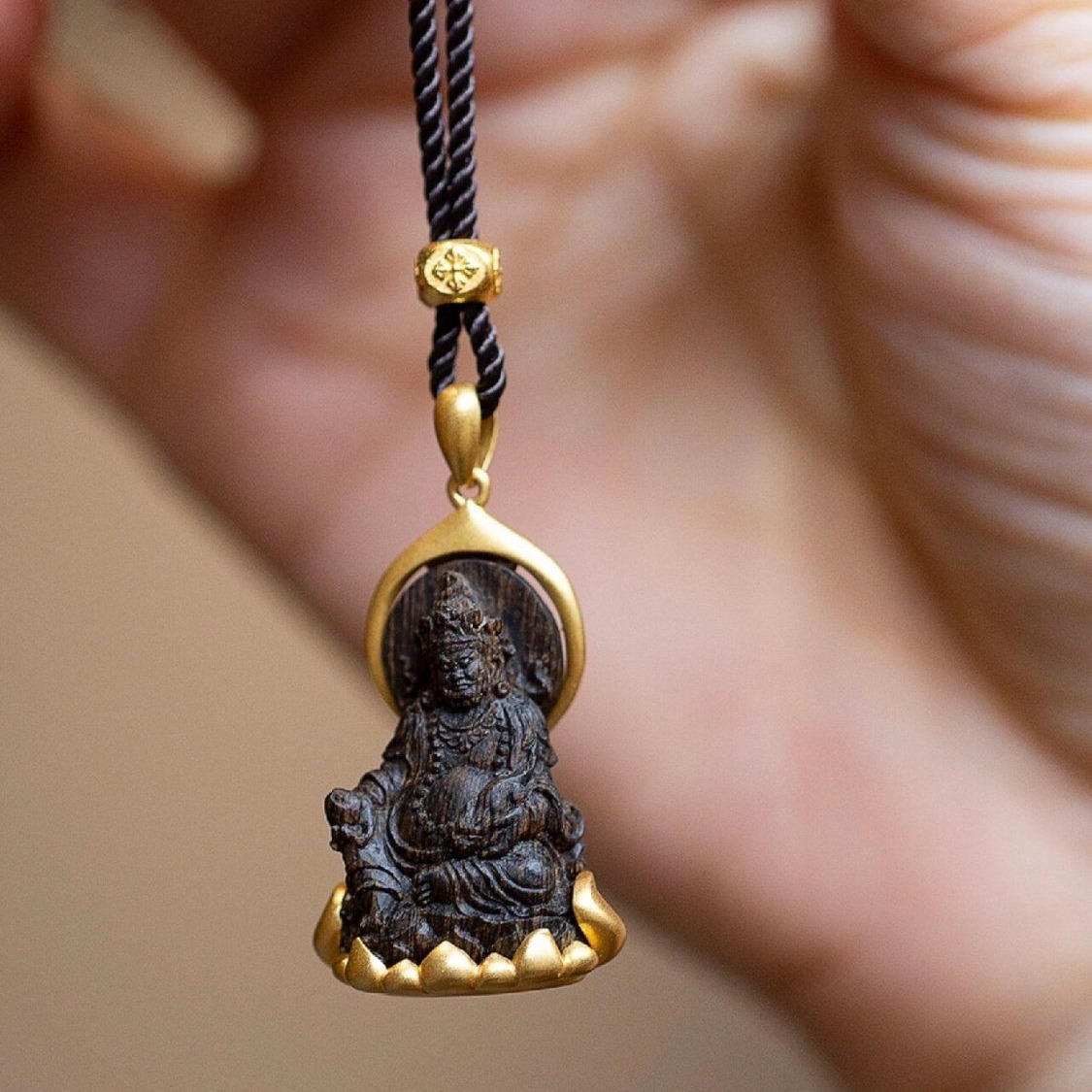 Ethnic Fashion Meaning - Żółty wisiorek z Bogiem Bogactwa, symbol